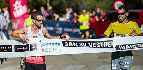 Toni Roldán i Miquel Capó entrant a meta a la Sant Silvestre Juaneda
