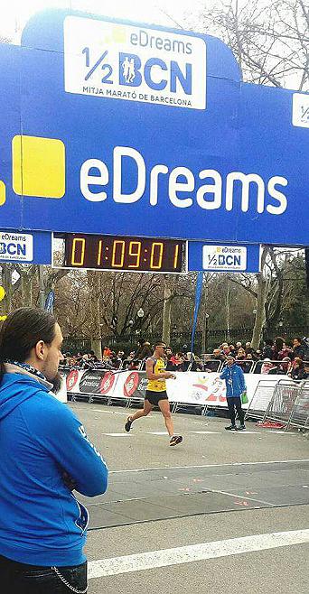 Adrián Guirado entrando a meta con 1:09:00